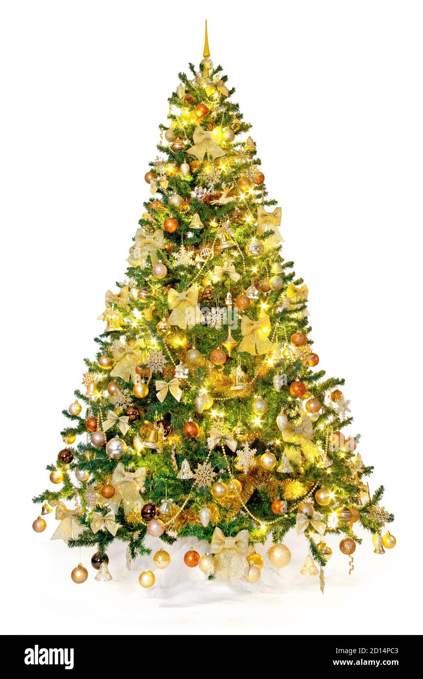 Studio-Shooting eines Weihnachtsbaums, reich verziert mit goldenen, braunen und orangen Ornamenten und schönen Lichtern isoliert auf weißem Hintergrund. Stockfoto