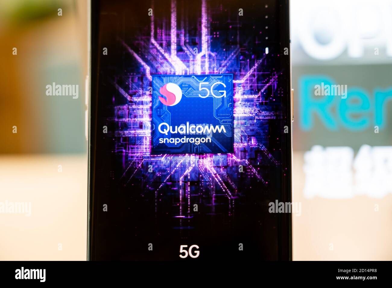 Qualcomm Snapdragon-Notebookprozessoren werden auf dem Bildschirm eines OPPO Reno 4 Pro-Smartphones angezeigt. Stockfoto
