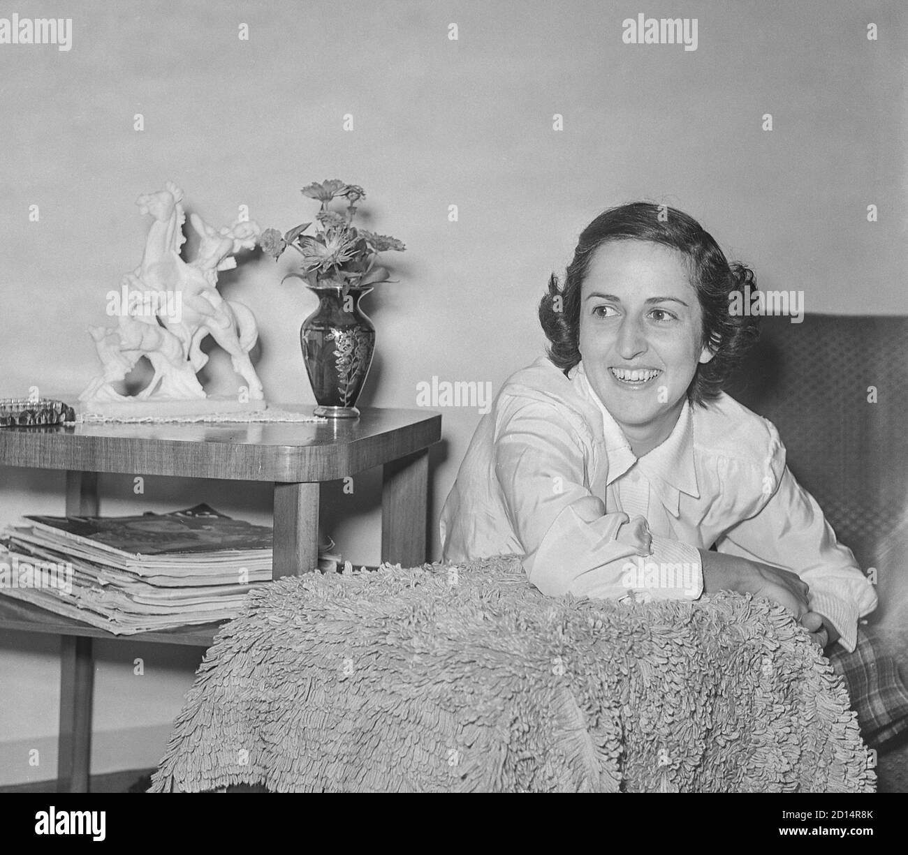 Schöne junge Frau posiert für die Kamera 1940er, USA Stockfoto