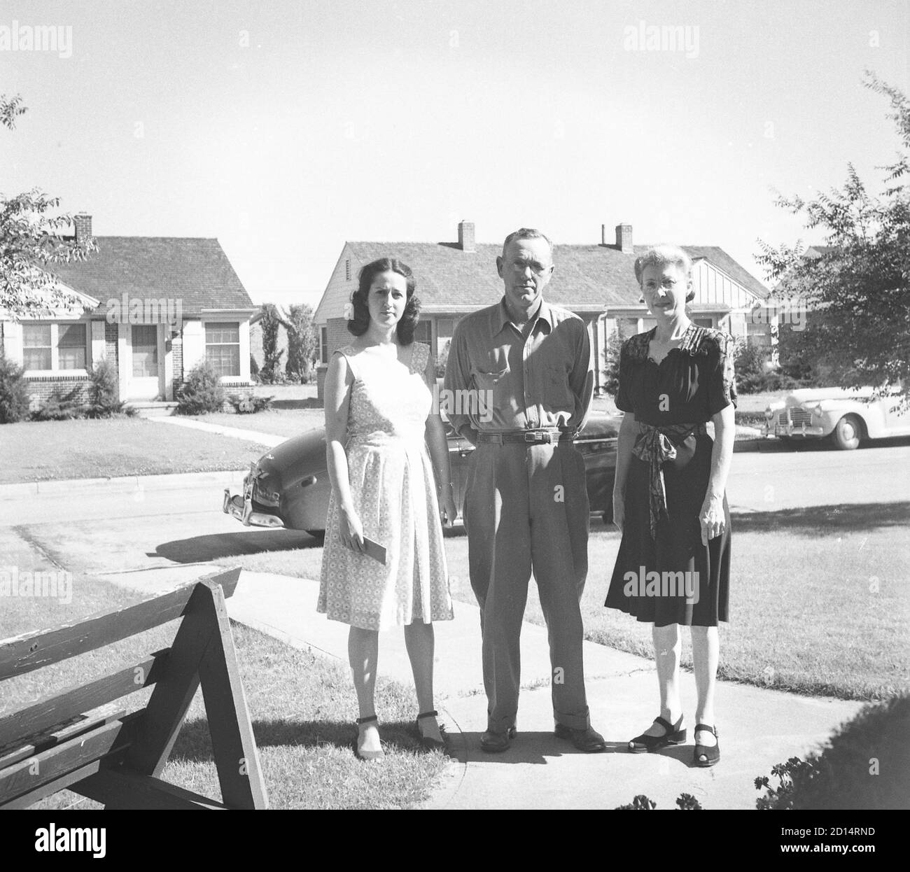 Junge Frau posiert mit Verwandten, 1940er Jahre, USA Stockfoto