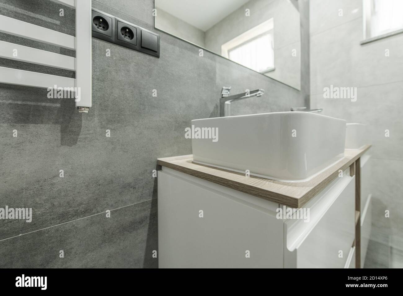 Saubere moderne Badezimmer Innenarchitektur mit quadratischen Schüssel, Klassische weiße Schränke und graue Keramikfliesen. Inneneinrichtung Des Hauses. Stockfoto