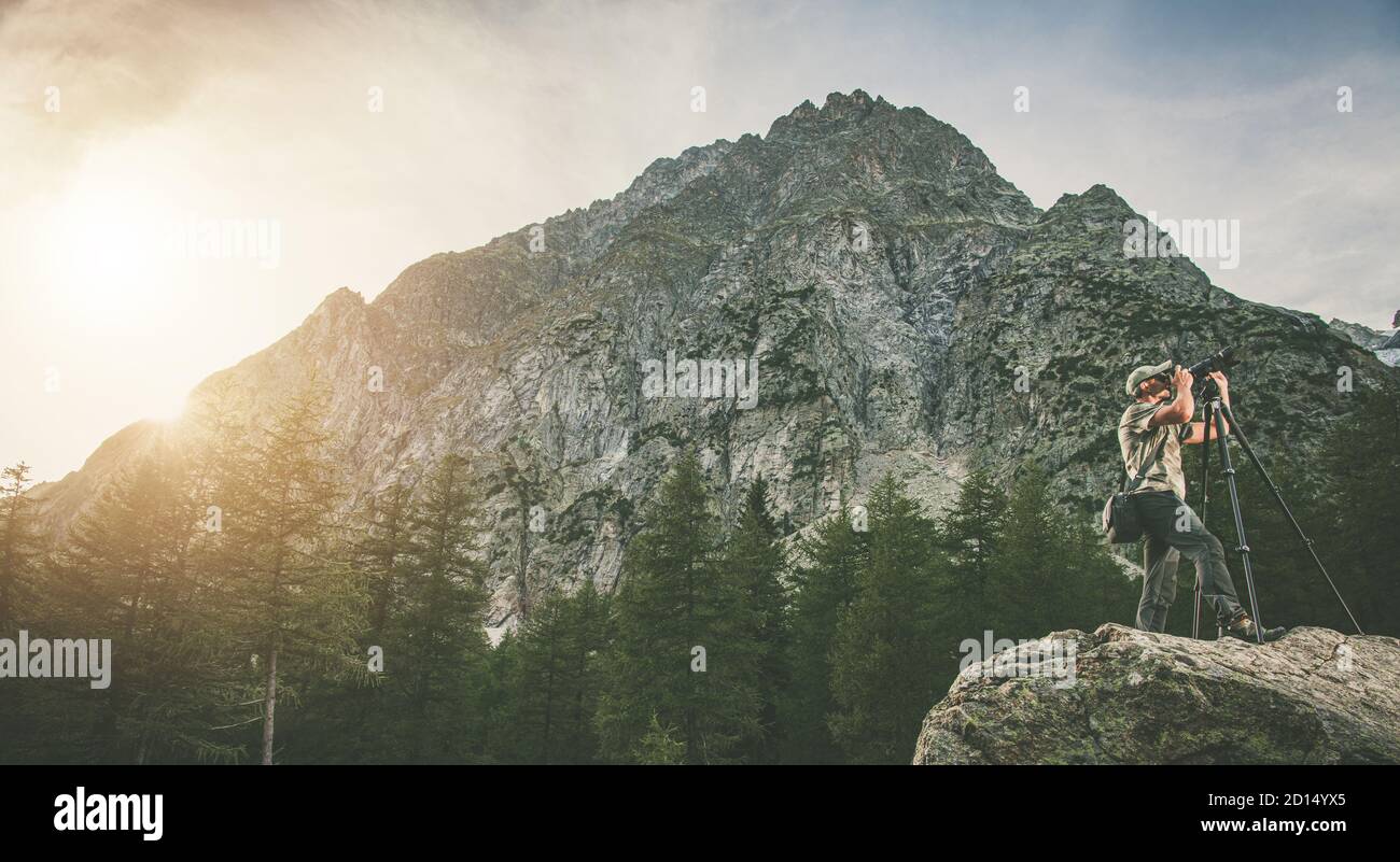 Professioneller kaukasischer Landschaftsfotograf in den 40er Jahren, der Naturberge fotografiert von großen Granitblöcken und alpiner Landschaft. Kopie Auf Der Linken Seite Stockfoto