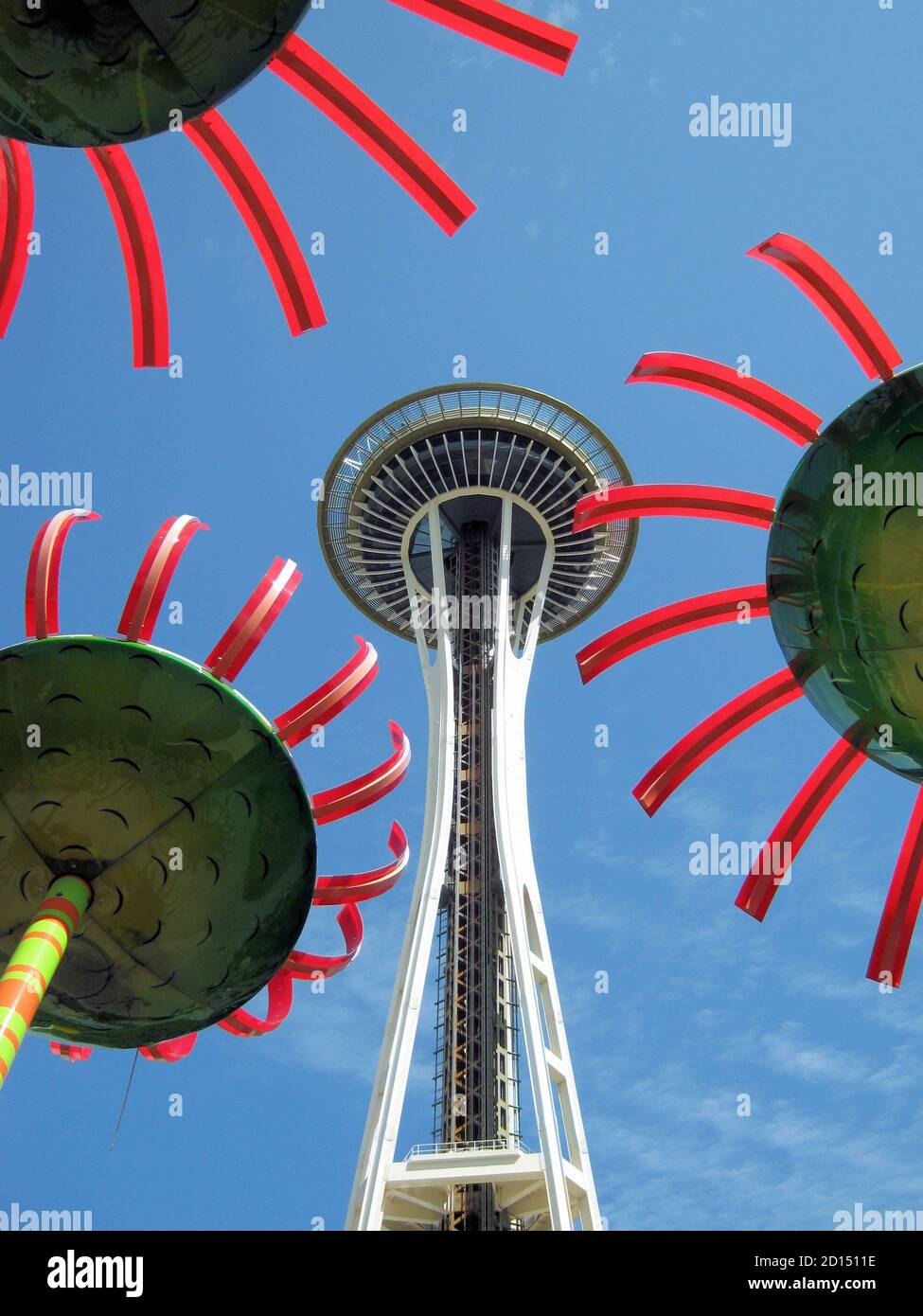 Seattle's ikonische Spitze eingerahmt von skurrilen Blumenskulpturen im Seattle Center. Stockfoto