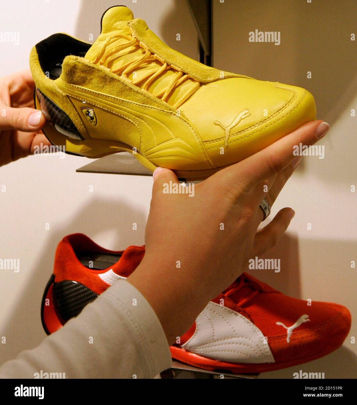 Puma shoes in outlet store -Fotos und -Bildmaterial in hoher Auflösung –  Alamy