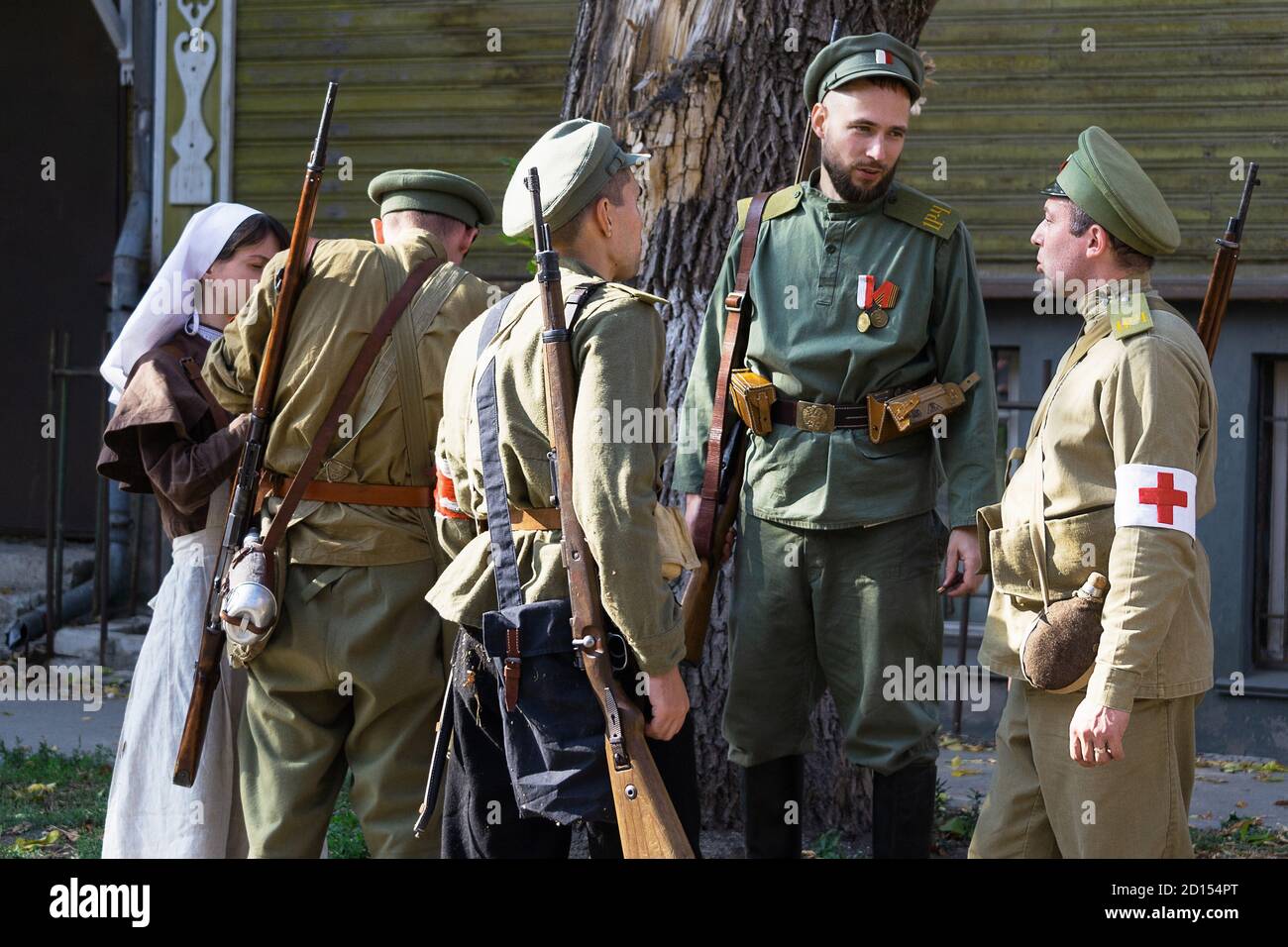 Historisches Festival, das den Ereignissen des russischen Bürgerkrieges gewidmet ist. Eine Gruppe von Teilnehmern in der Uniform der Tschechen auf der Seite der Weißen Stockfoto