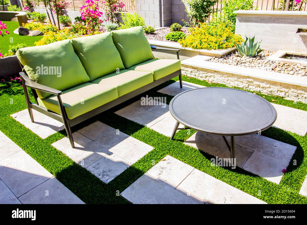 Hinterer Hinterhof Mit Rundem Tisch Und Dreisitzcouch Stockfoto