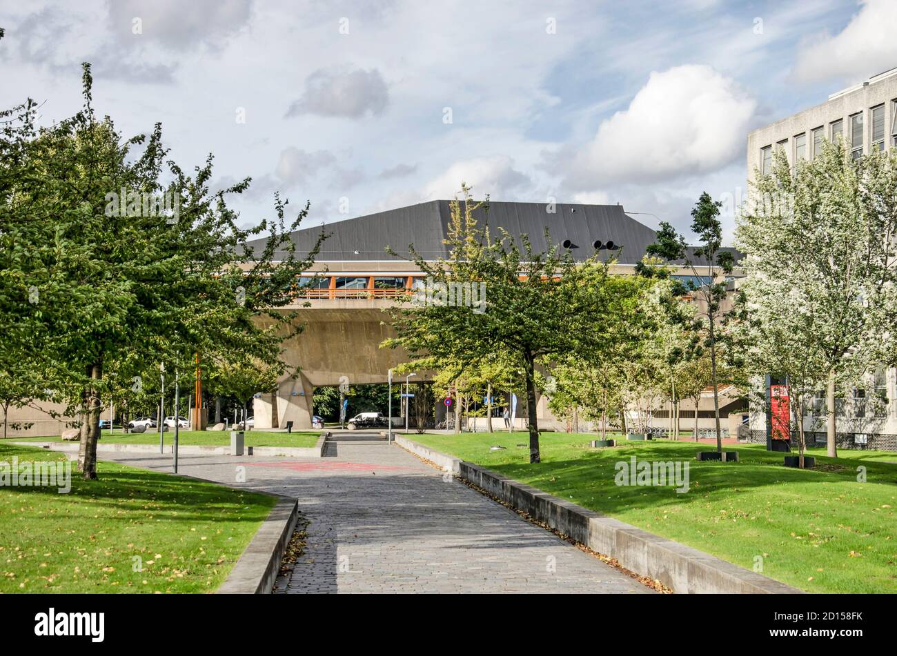 Delft, Niederlande, 4. Oktober 2020: Der Campus der Technischen Universität Delft an einem sonnigen Herbsttag mit dem Gebäude für angewandte Physik und Stockfoto