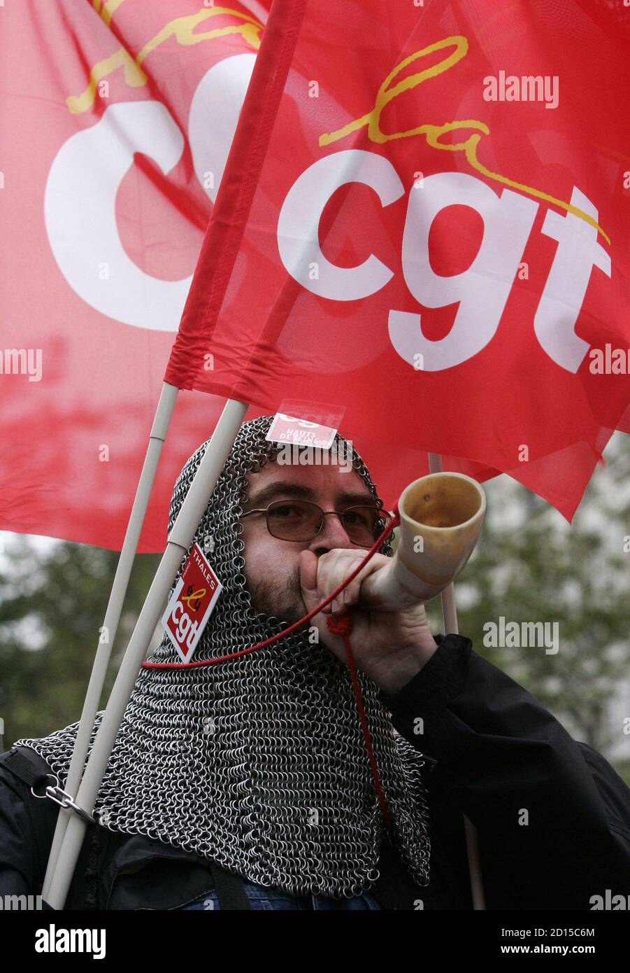Thierry Dubert, Mitglied der Kommunistischen Partei der französischen CGT  von Thales Air Defence, bläst ein Tierhorn, als er an einer  Protestdemonstration in Paris am 4. Oktober 2005 teilnimmt. Ein eintägiger  Streik unterbricht