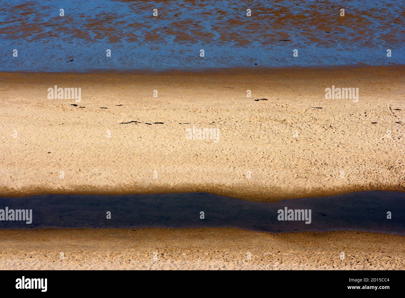 Strand, Meer, Küste, abstraktes Foto, minimalistische Strand Foto, blau gelb braun abstrakt, Meer und Sand, minimalistische Landschaft, bunte Strand Foto Stockfoto