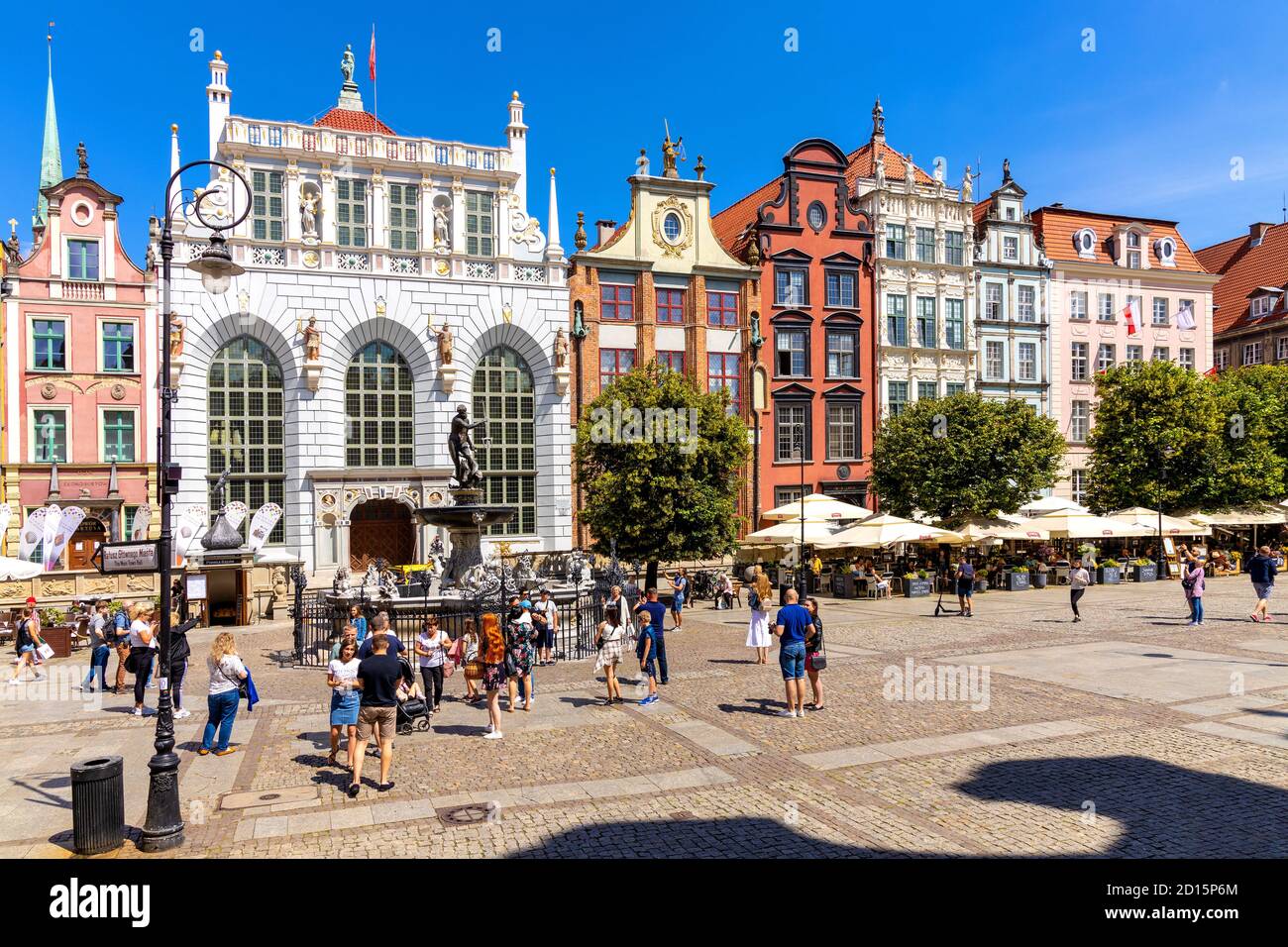 Danzig, Pommern / Polen - 2020/07/14: Panoramablick auf den Long Market - Dlugi Rynek - Boulevard in der Altstadt mit Neptunbrunnen und Kunst Stockfoto