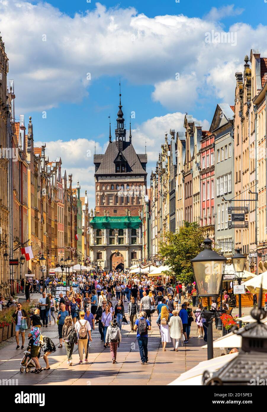 Danzig, Pommern / Polen - 2020/07/14: Panoramablick auf den Long Market - Dlugi Rynek - Boulevard in der Altstadt mit goldenem Tor in Backgroun Stockfoto