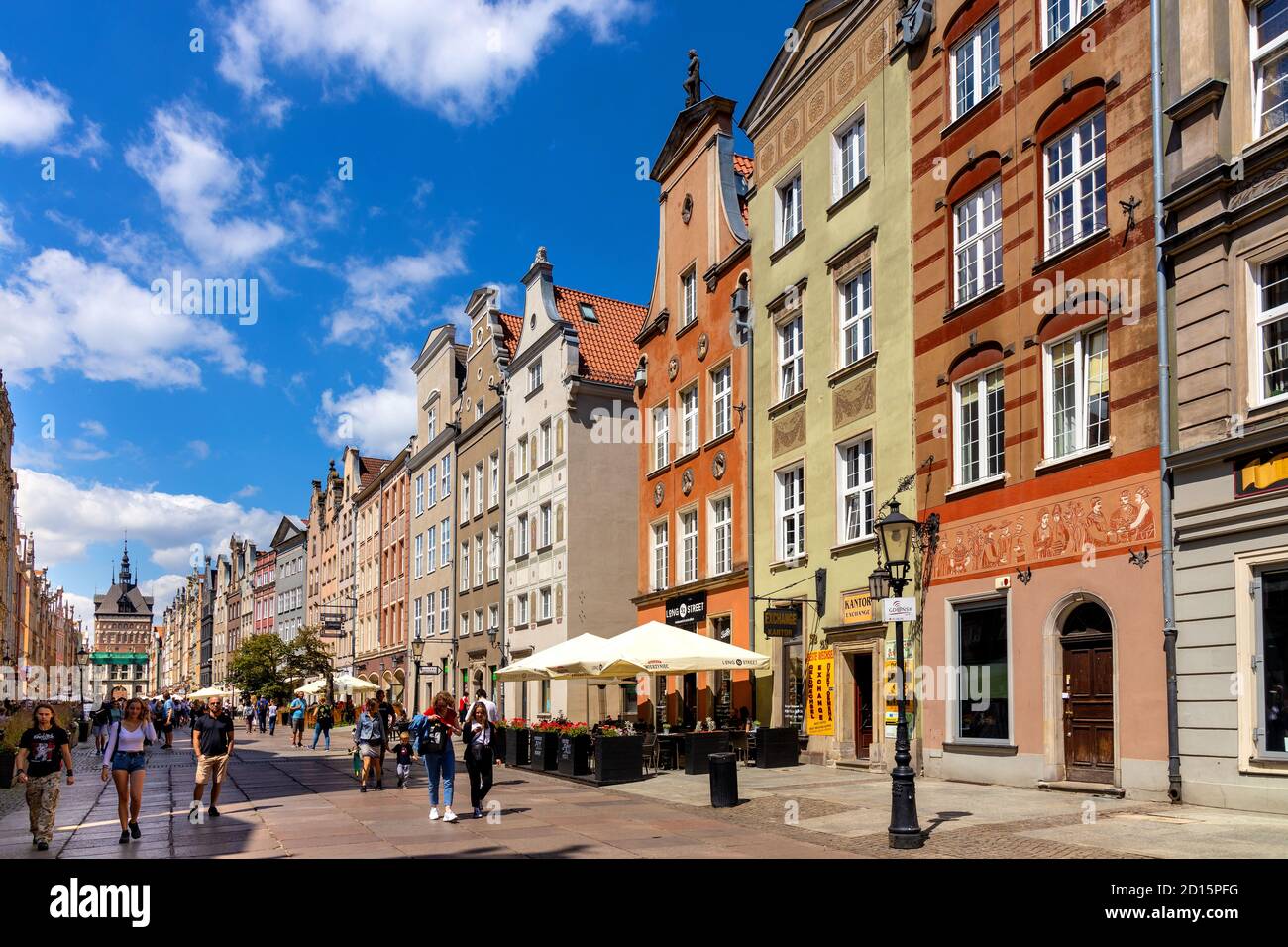 Danzig, Pommern / Polen - 2020/07/14: Panoramablick auf den Long Market - Dlugi Rynek - Boulevard in der Altstadt mit goldenem Tor in Backgroun Stockfoto