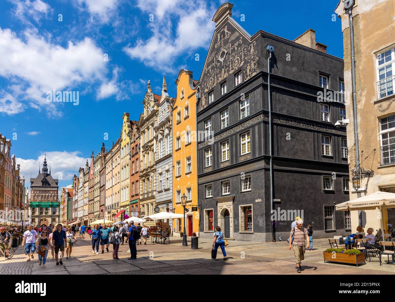 Danzig, Pommern / Polen - 2020/07/14: Panoramablick auf den Long Market - Dlugi Rynek - Boulevard in der Altstadt mit goldenem Tor in Backgroun Stockfoto