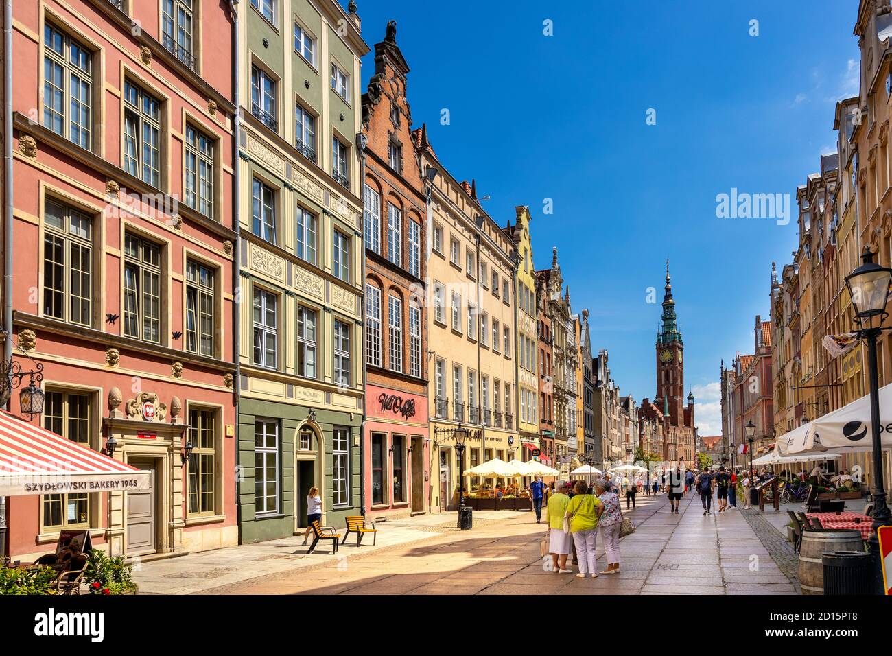 Danzig, Pommern / Polen - 2020/07/14: Panoramablick auf den Long Market - Dlugi Rynek - Boulevard in der Altstadt mit Rathaus in b Stockfoto