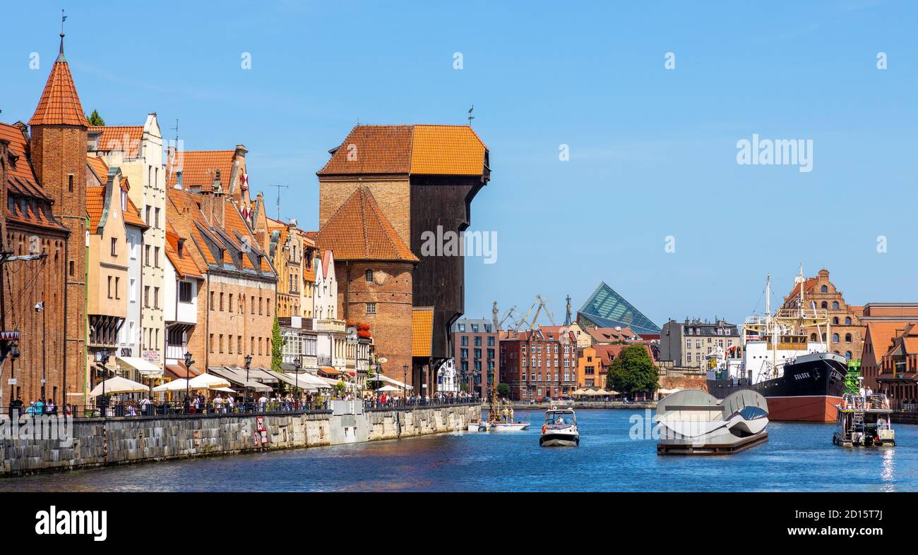 Danzig, Pommern / Polen - 2020/07/14: Panoramablick auf die Altstadt mit hanseatischen Mietshäusern und historischem Hafenkran am Motlawa Drive Stockfoto