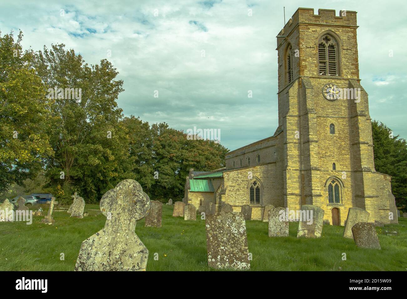 Die Kirche VON 'S T. Mary the Virgin' steht stolz in der Northamptonshire Dorf Stoke Bruerne. Stockfoto