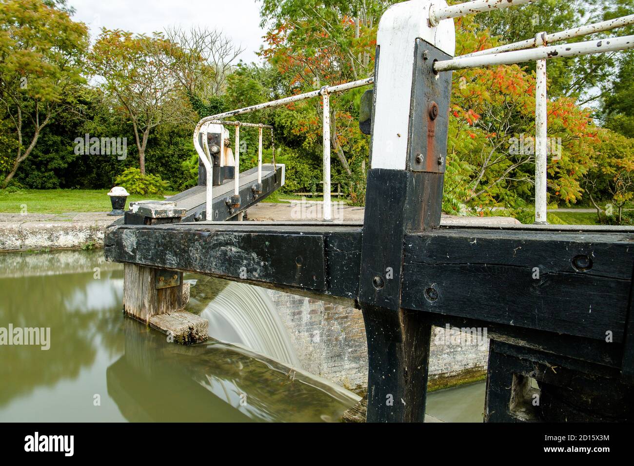 Wasser überläuft auf den Schleusentoren des Grand Union Canal in Stoke Brurne in South Northamptonshire, Großbritannien. Stockfoto