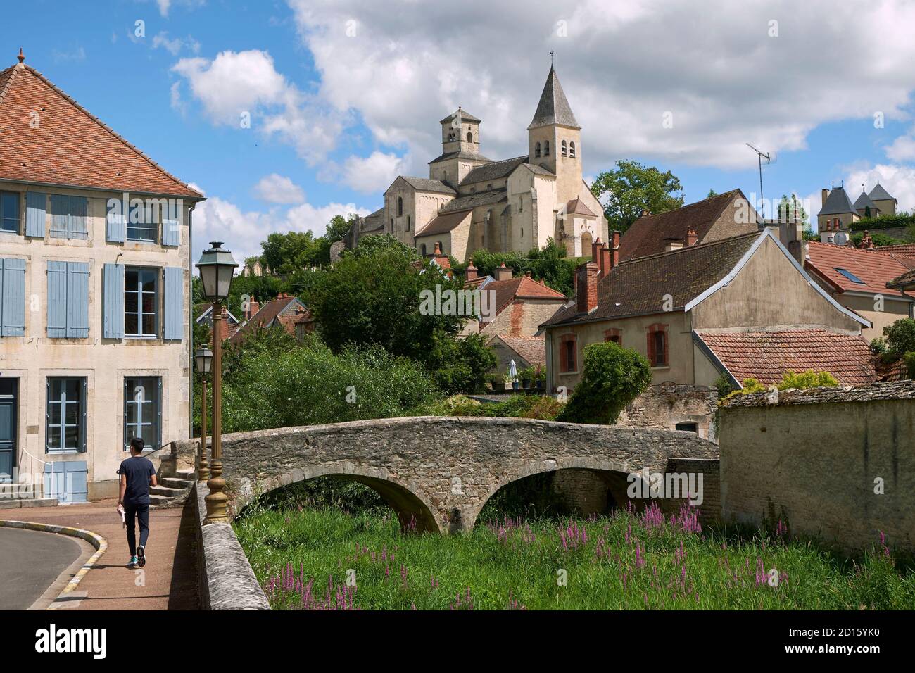 Frankreich, Cote d'Or, Chatillon sur seine, Perthuis au Loup Brücke mit der Kirche Saint Vorles im Hintergrund Stockfoto