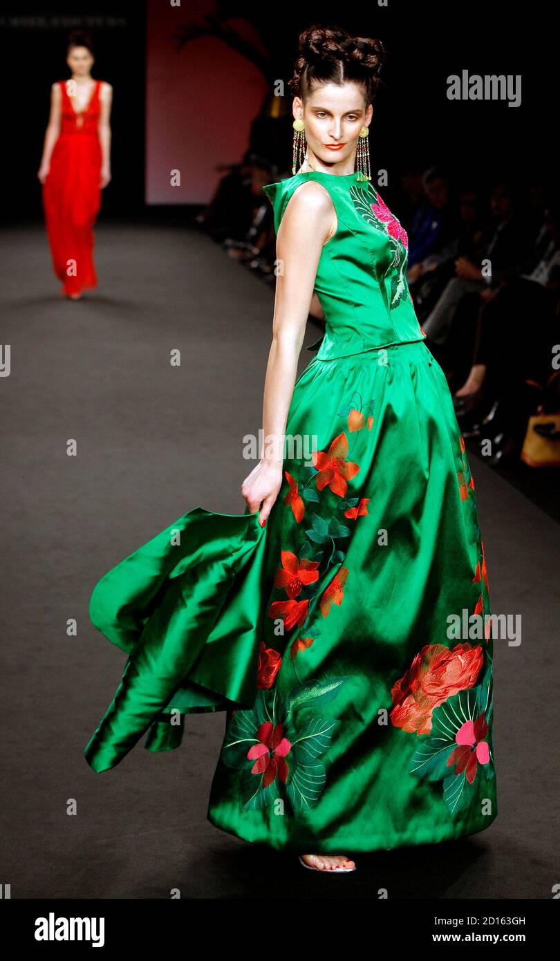 Models präsentieren Kreationen der italienischen Designerin Raffaella Curiel während der Rome Fashion Week Haute Couture Spring/Summer 2008 Show am 30. Januar 2008. REUTERS/Alessandro Bianchi (ITALIEN) Stockfoto