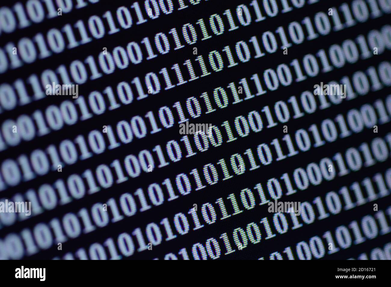 Binäre Ziffernfolge, die auf einem Computerbildschirm angezeigt wird. Das Muster von 0s und 1s verschlüsselt Informationen in Netzwerk- (IT-) und Kommunikationssystemen. Stockfoto