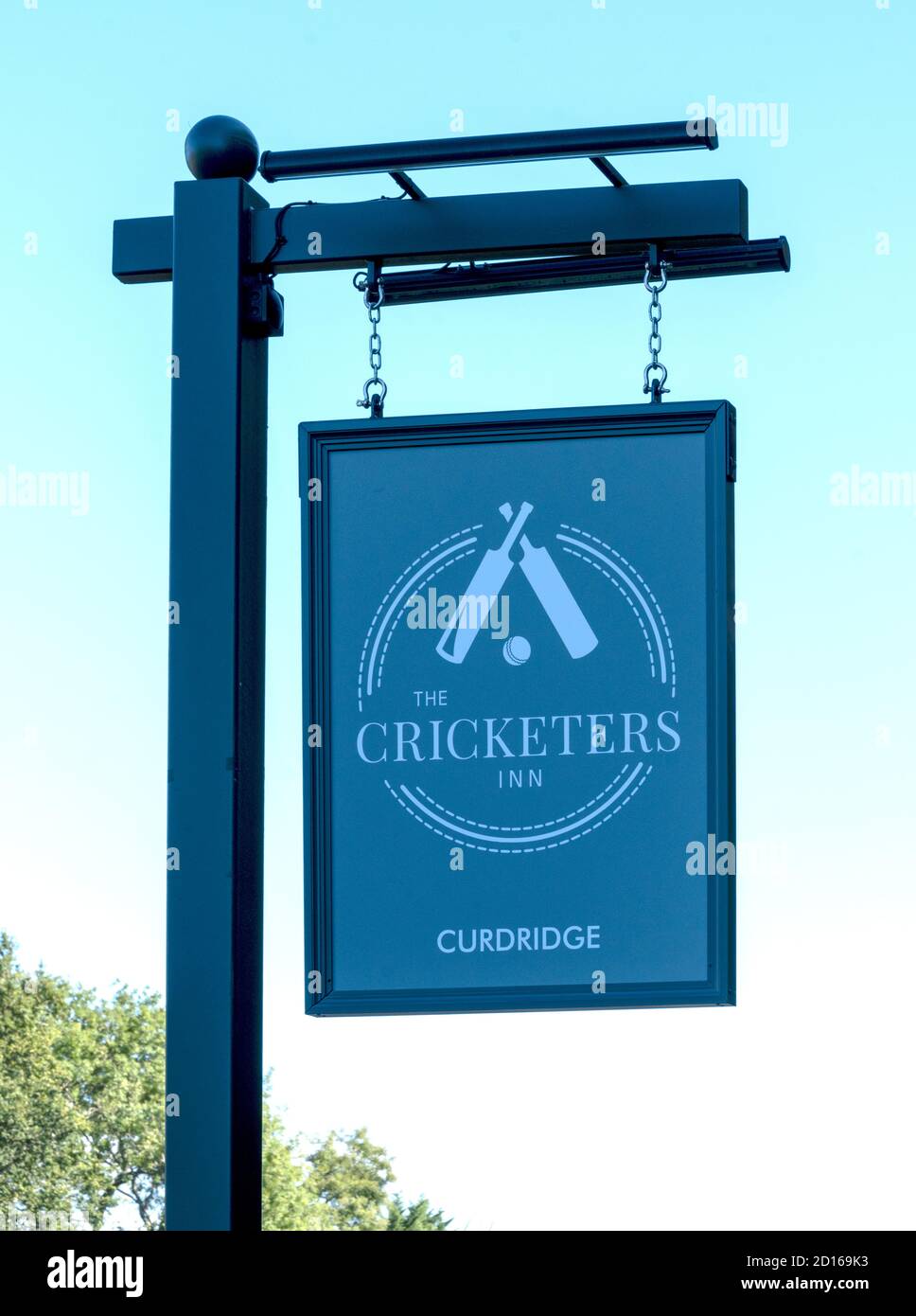 Traditionelles hängende Pub-Schild am Cricketers Inn - öffentliches Haus - Curdridge Lane, Curdridge, Hampshire, England, Großbritannien Stockfoto