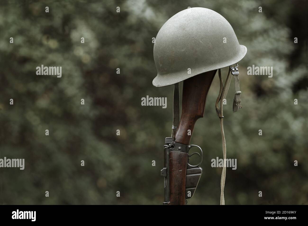 M1 Helm und Gewehr aus dem Ersten Weltkrieg Stockfoto