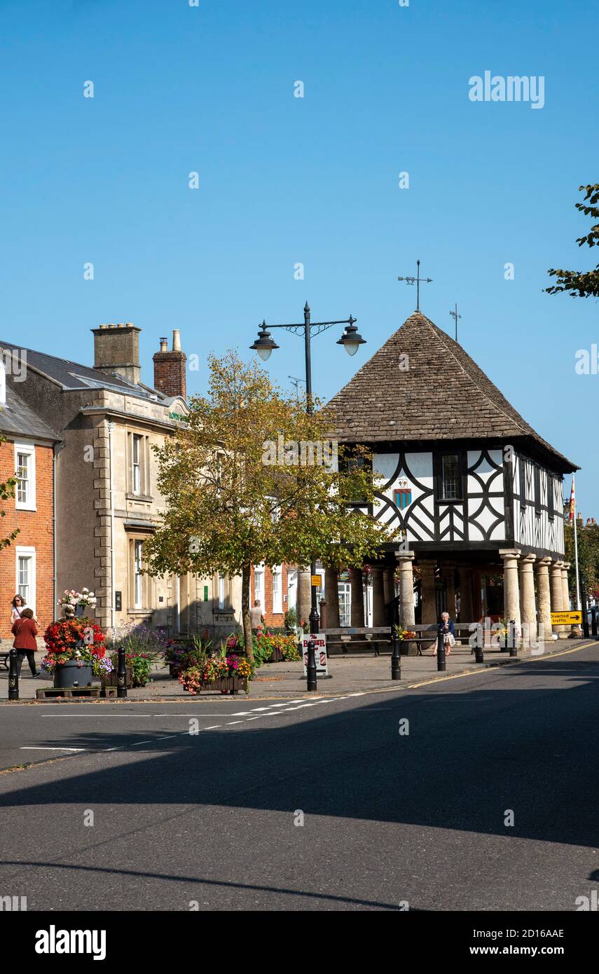 Royal Wootton Bassett, Wiltshire, England, Großbritannien. 2020. Die historische Marktstadt Royal Wootton Bassett mit Rathaus aus dem 17. Jahrhundert. Stockfoto