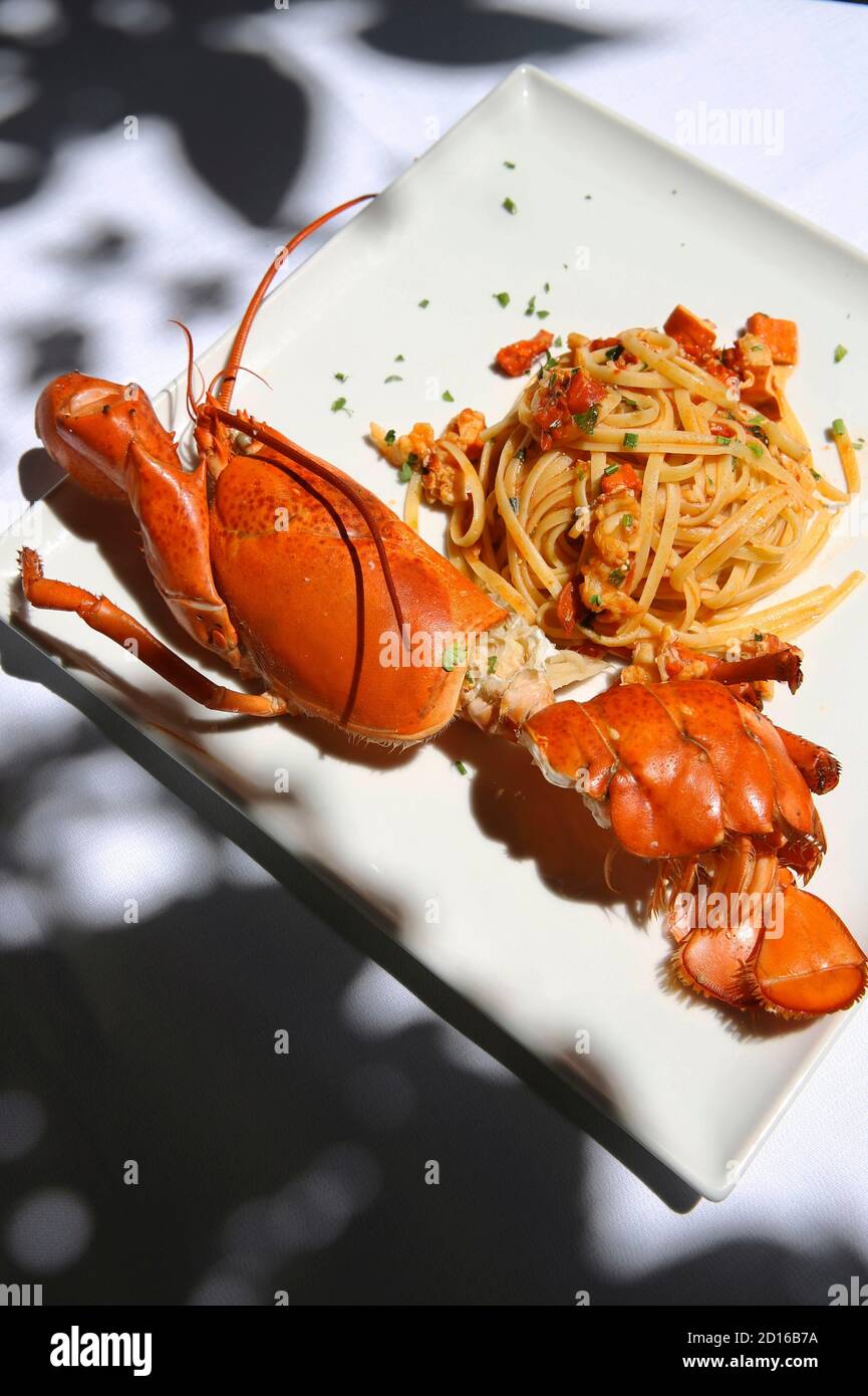 Italien, Sizilien, Taormina, Linguinischgericht mit Hummer auf der Restaurantterrasse Stockfoto