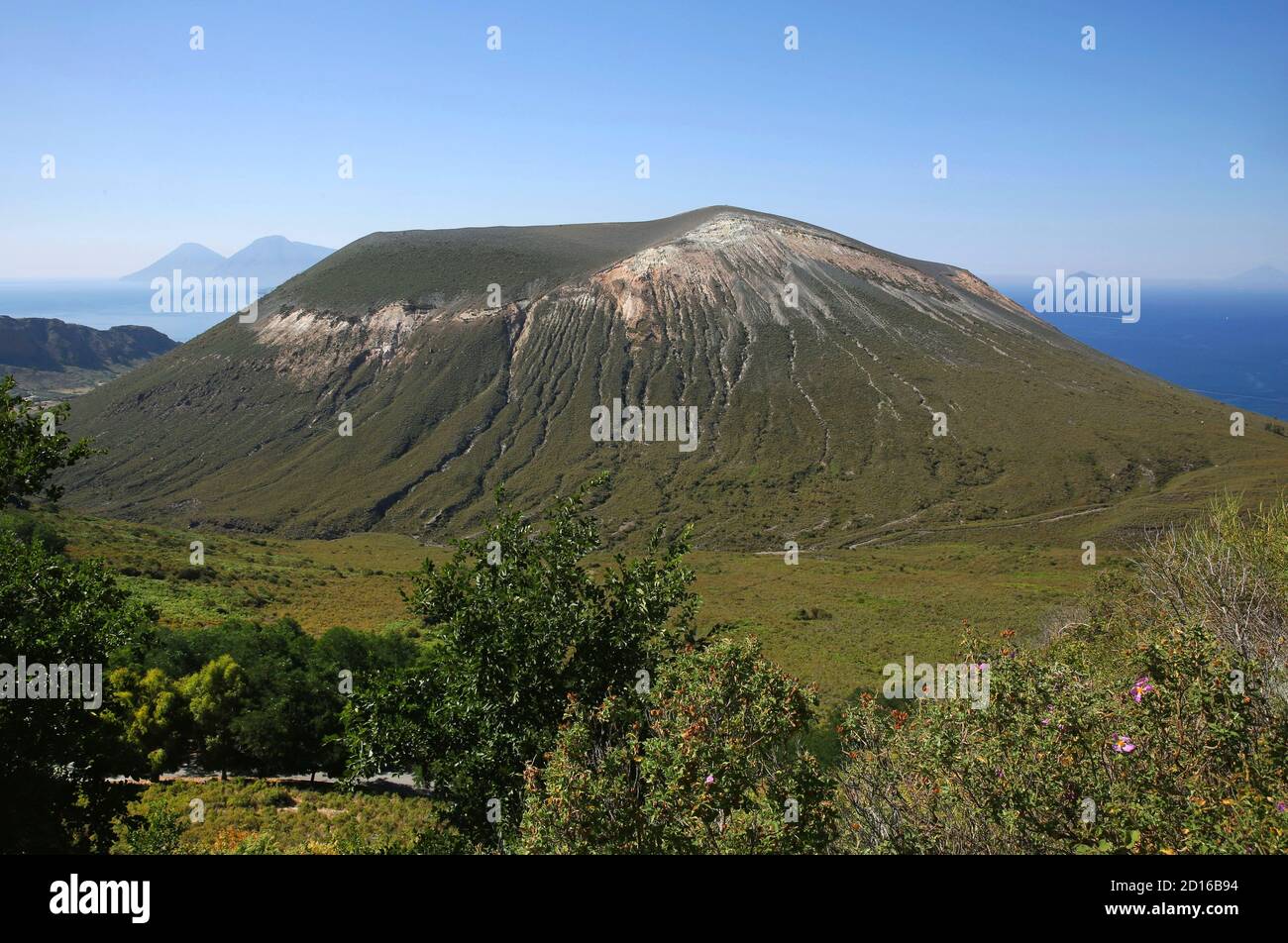 Italien, Sizilien, Äolischen Inseln, Vulcano, grüne Höhen der Insel mit Blick auf den Krater von Vulcano mit dem Meer und der Insel Lipara im Hintergrund Stockfoto