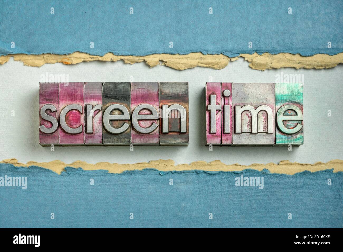 Screen Time Wortabstrakt in kitschigen Vintage Buchdruck Metall-Typen gegen bunte handgemachte Stoffpapier, digitale Mediennutzung und psychische Gesundheit Konzept Stockfoto