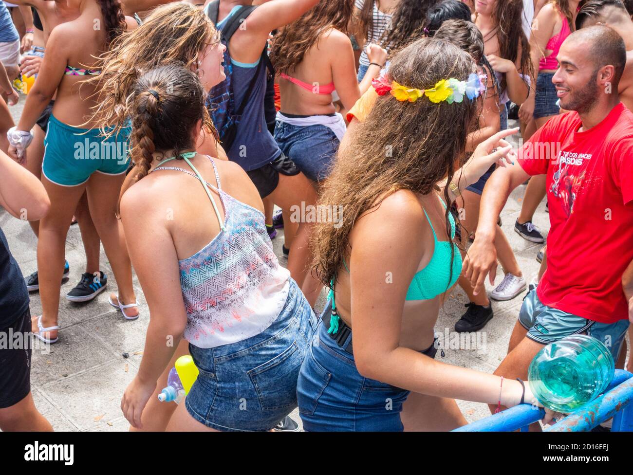 Junge Leute tanzen auf dem Festival Stockfoto
