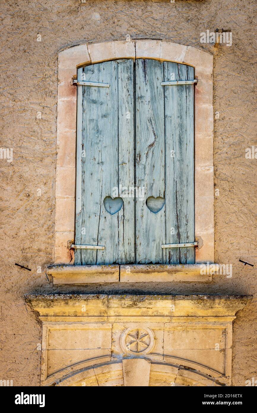 Frankreich, Vaucluse, regionaler Naturpark von Luberon, Opp?de-Le-Vieux, hölzerne Fensterläden, geschnitzt mit Herzen Stockfoto