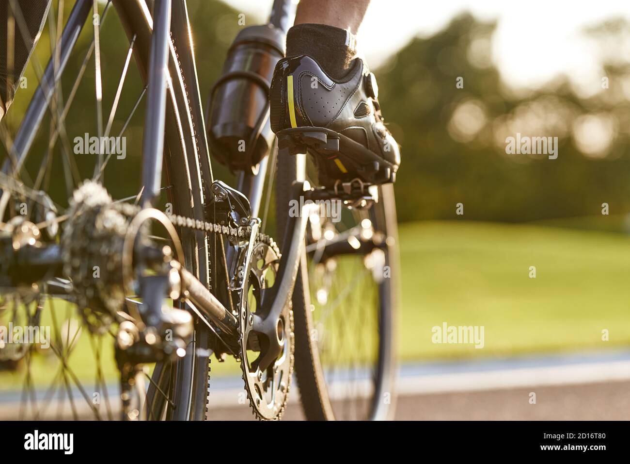 Eine kurze Aufnahme eines Mannes, der im Freien radelt, konzentriert sich auf männliche Beine. Aktives Lifestyle- und Sportkonzept Stockfoto