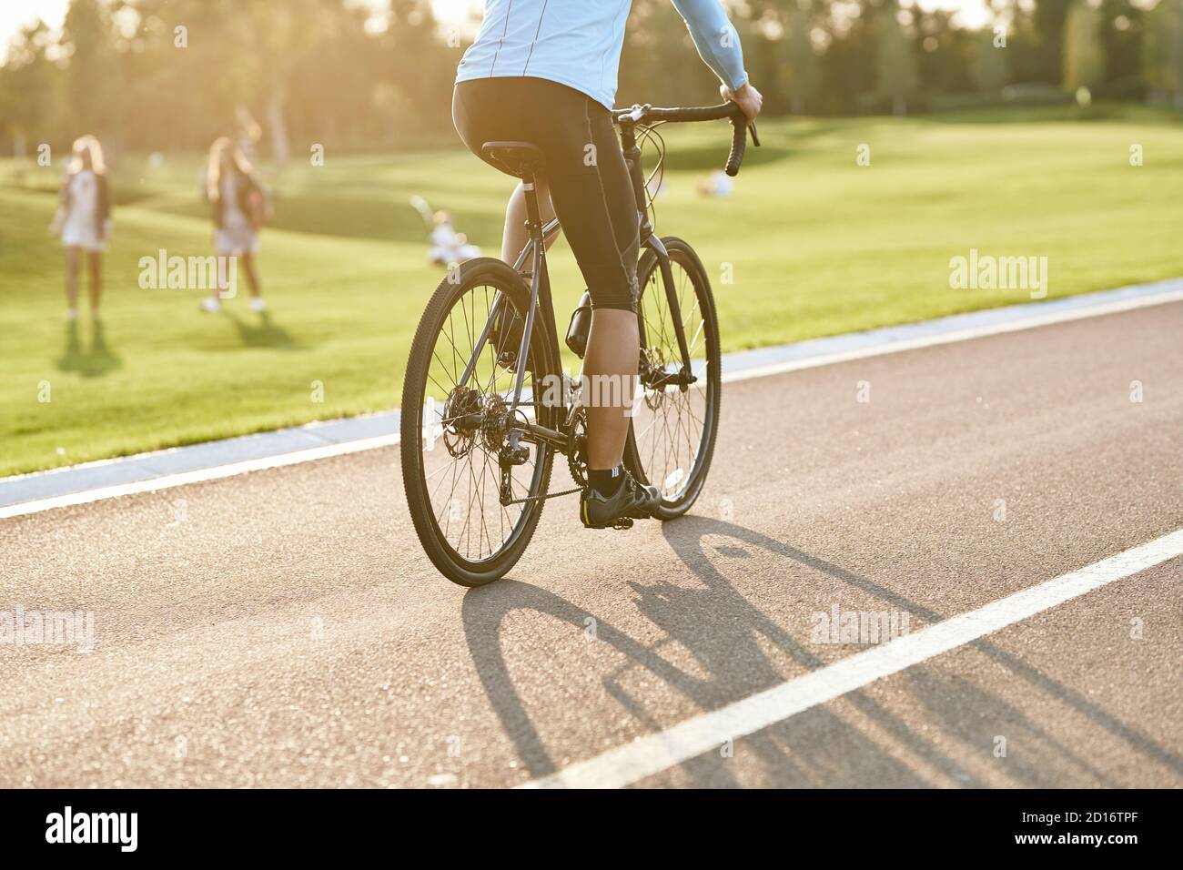 Kurzer Screenshot eines Mannes, der während des Sonnenuntergangs im Park Mountainbike fährt und an einem Sommertag im Freien radelt. Aktives Lifestyle-Konzept Stockfoto