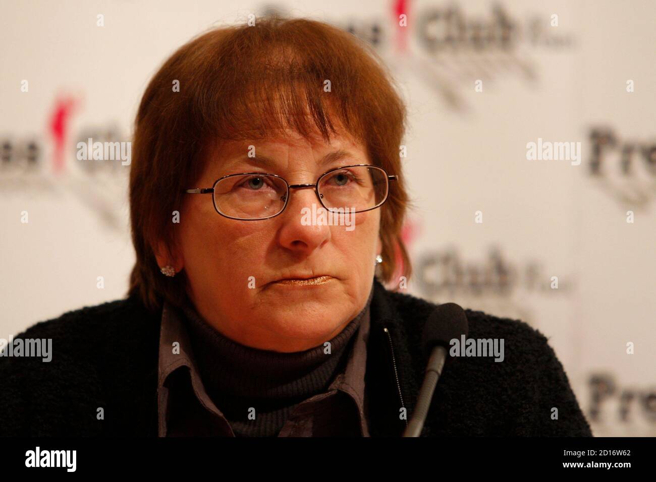 Marie Ange Laroche Witwe Von Bernard Laroche Getotet Von Jean Marie Villemin Der Vater Der 4 J Hrige Gregory Ermordet Nimmt An Einer Pressekonferenz Uber Gregory Affair In Paris 2 November 2009 Franzosische Detektive Haben