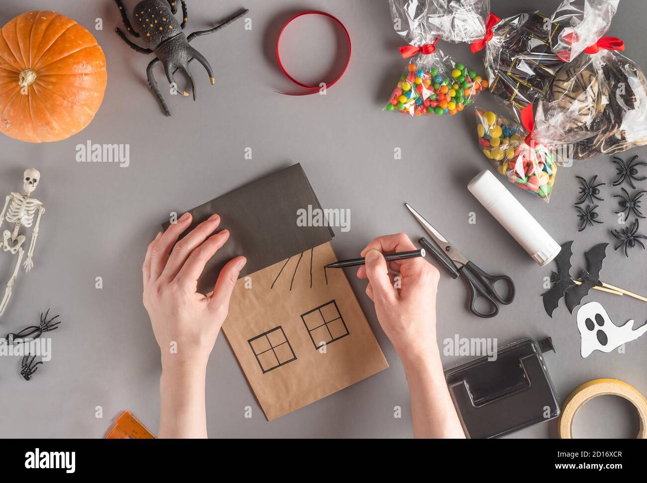 Schritt-für-Schritt-Verpackung eines Geschenks für Halloween. Schritt 9 - Zeichnen Sie die Web-Basis mit einem Filzstift Stockfoto