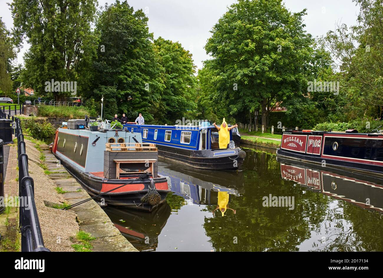 Mann als Banane vor einem Schmalboot gekleidet Als es hereinkommt, um bei Lymm in zu mooren Cheshire Stockfoto
