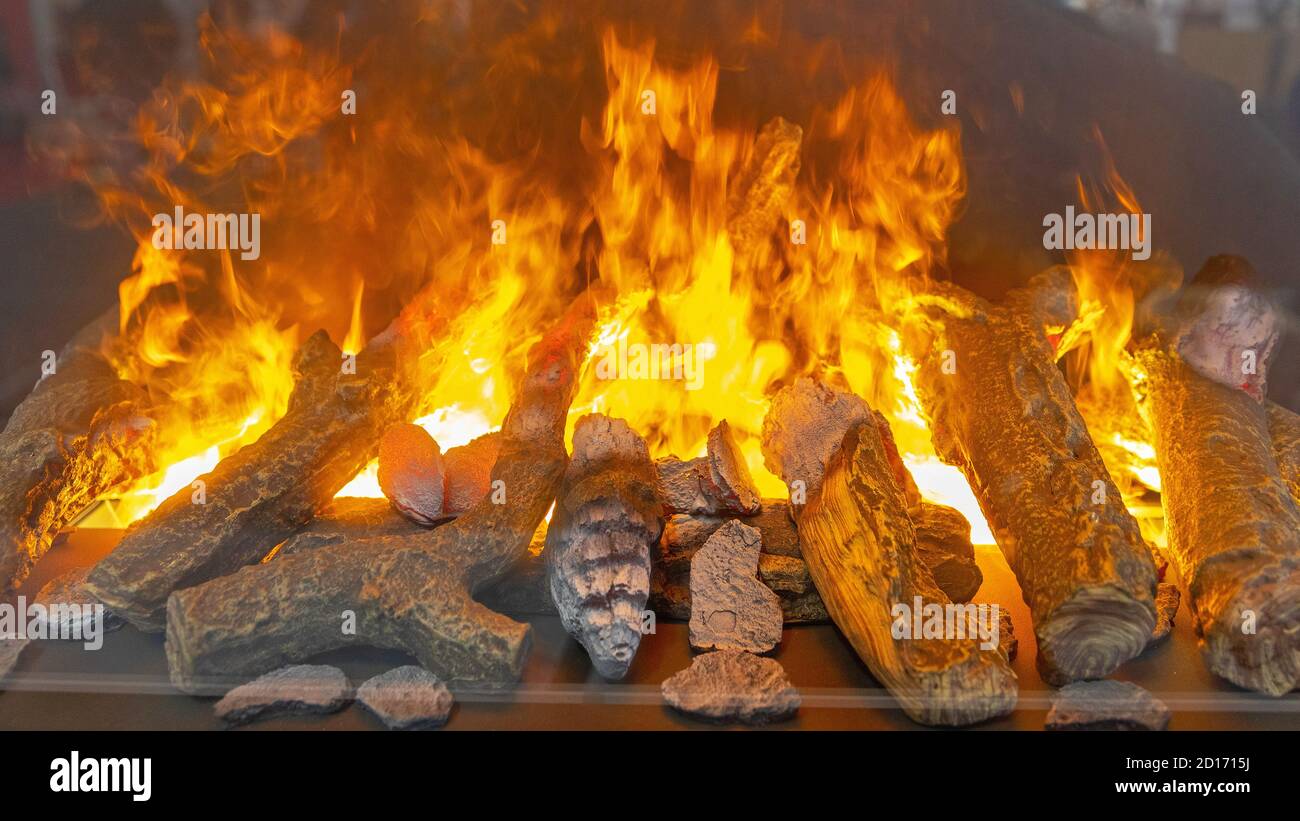 Feuer Rauch Effekte knstliche Holz Protokolle im Kamin Stockfotografie -  Alamy