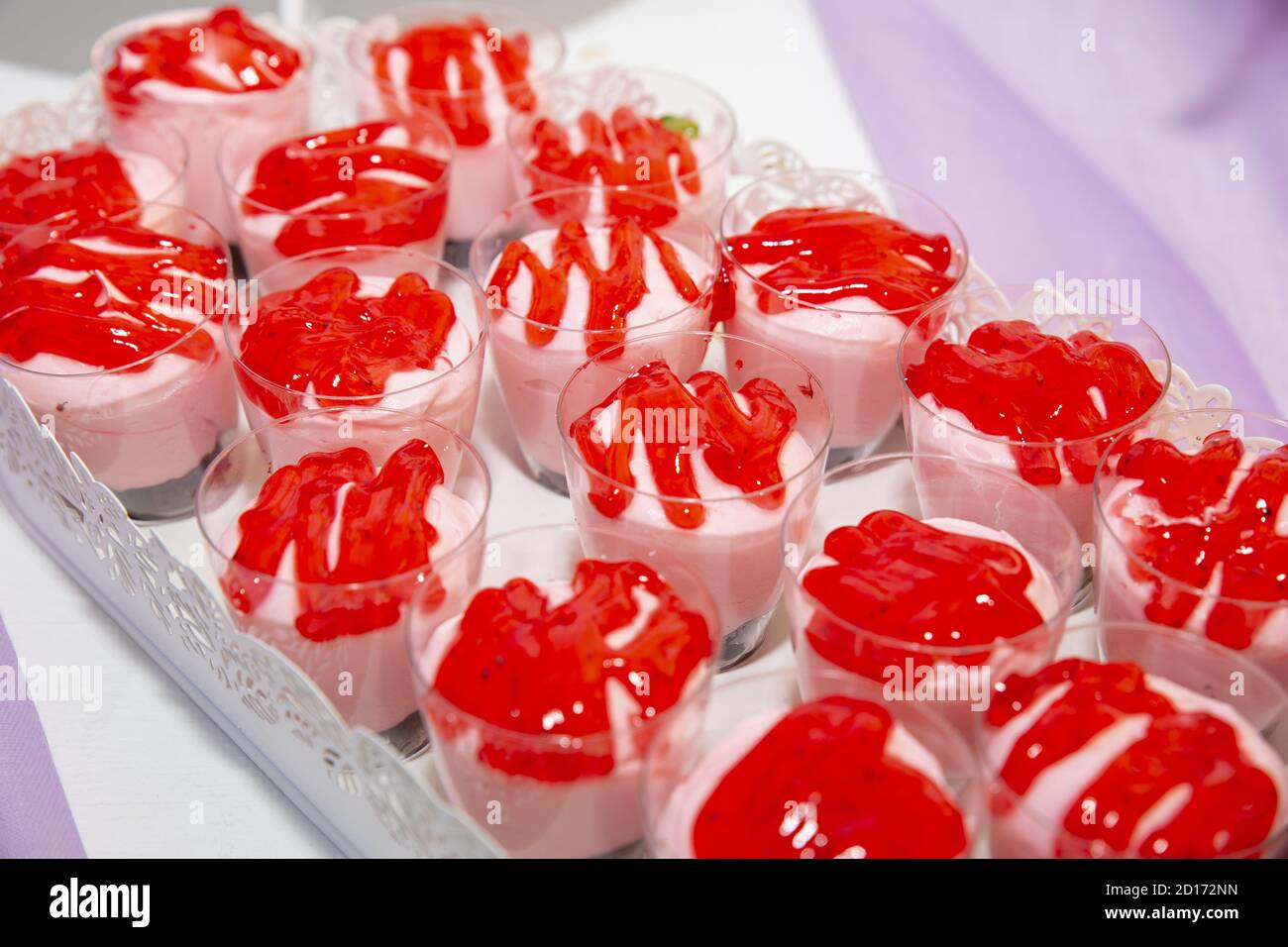 Nahaufnahme von weißen und roten Süßigkeiten in Tassen Stockfoto