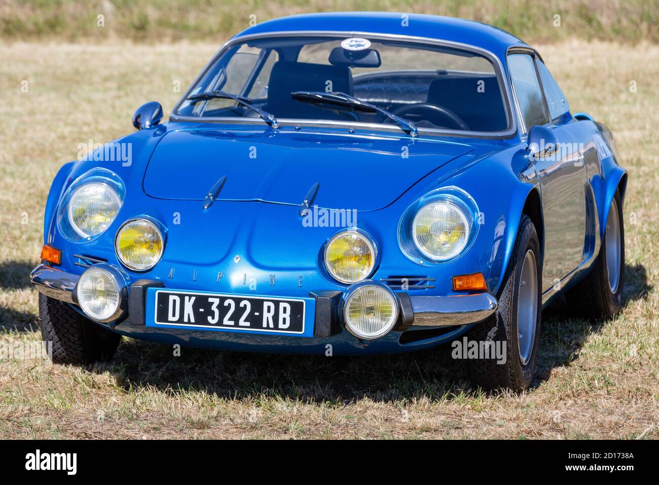 Benon, Frankreich - 9. September 2020::Altblauer Renault Alpine A110,Auto ausgestellt auf der Tour de france in kleinem Dorf im Gegenhang Stockfoto