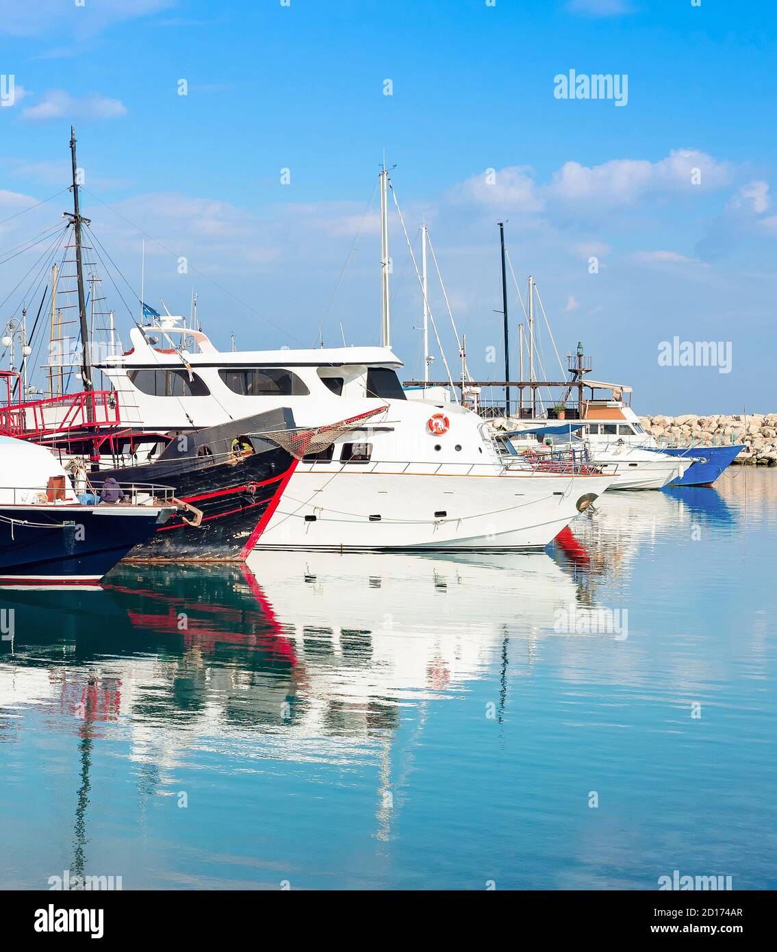 Marina mit Jachten und Motorbooten in hellem Sonnenlicht, Larnaka, Zypern Stockfoto