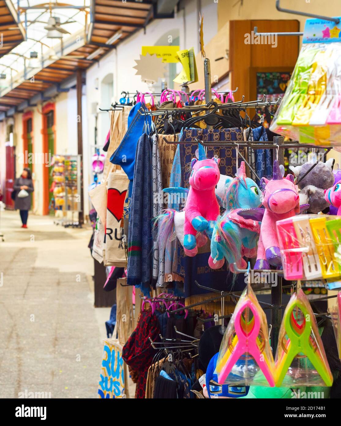 LARNACA, ZYPERN - 16. FEBRUAR 2019: Bunte Geschenke Puppen, Küchentücher auf Ständen auf Souvenirmarkt in Larnaca touristischen Innenstadt Stockfoto