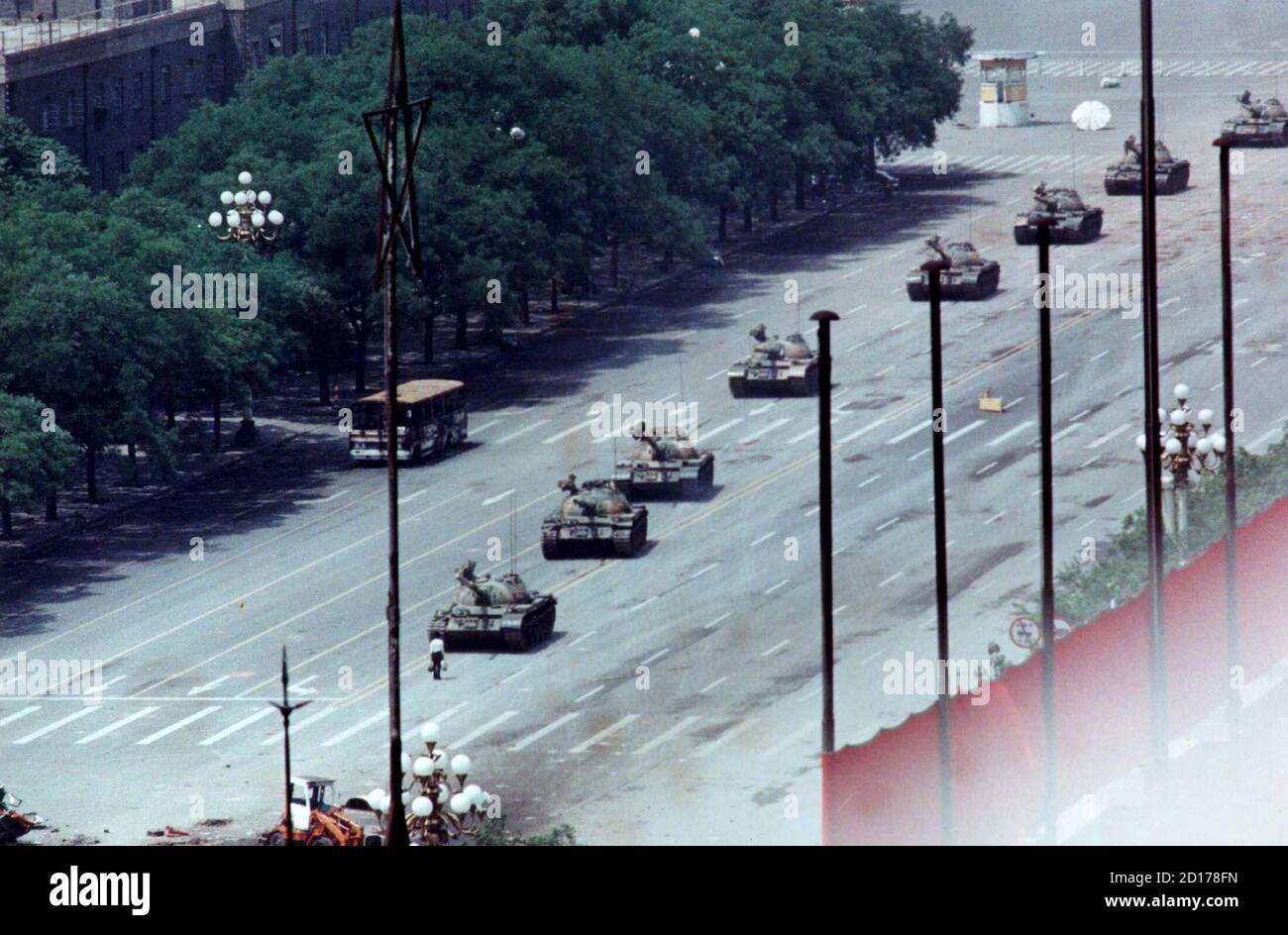 Ein Mann Steht Passiv Um Eine Kolonne Von Armeepanzern Auf Der Changan Avenue Ostlich Des Tiananmen Platzes In Peking In Diesem 5 Juni 1989 Datei Foto Zu Blockieren Die Panzer Nicht Verlangsamten Aber Sie