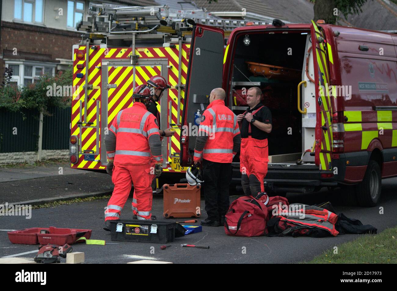 Technical Rescue Team und Urban Search and Rescue from WMFS vor Ort, nachdem ein 15-Jähriger ein Auto in ein Haus in Kingstanding, Birmingham, stürzte Stockfoto