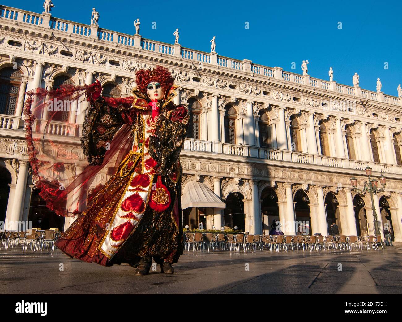 VENEDIG, ITALIEN - FEBRUAR 2016 :EINE rote Maske während des Karnevals in Venedig zeigt ihr schönes Kostüm Stockfoto