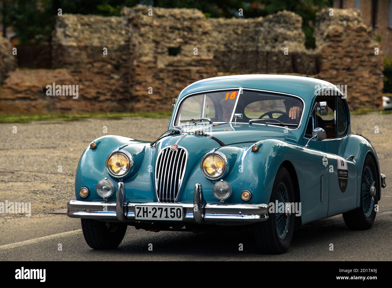 SCANDIANO, ITALIEN - 4. OKTOBER 2020: Jaguar XK 140 SE FHC 1956 ein alter Rennwagen in Rally-Regelmäßigkeit Gran Prix Terre di Canossa, ein berühmter italienischer Histor Stockfoto