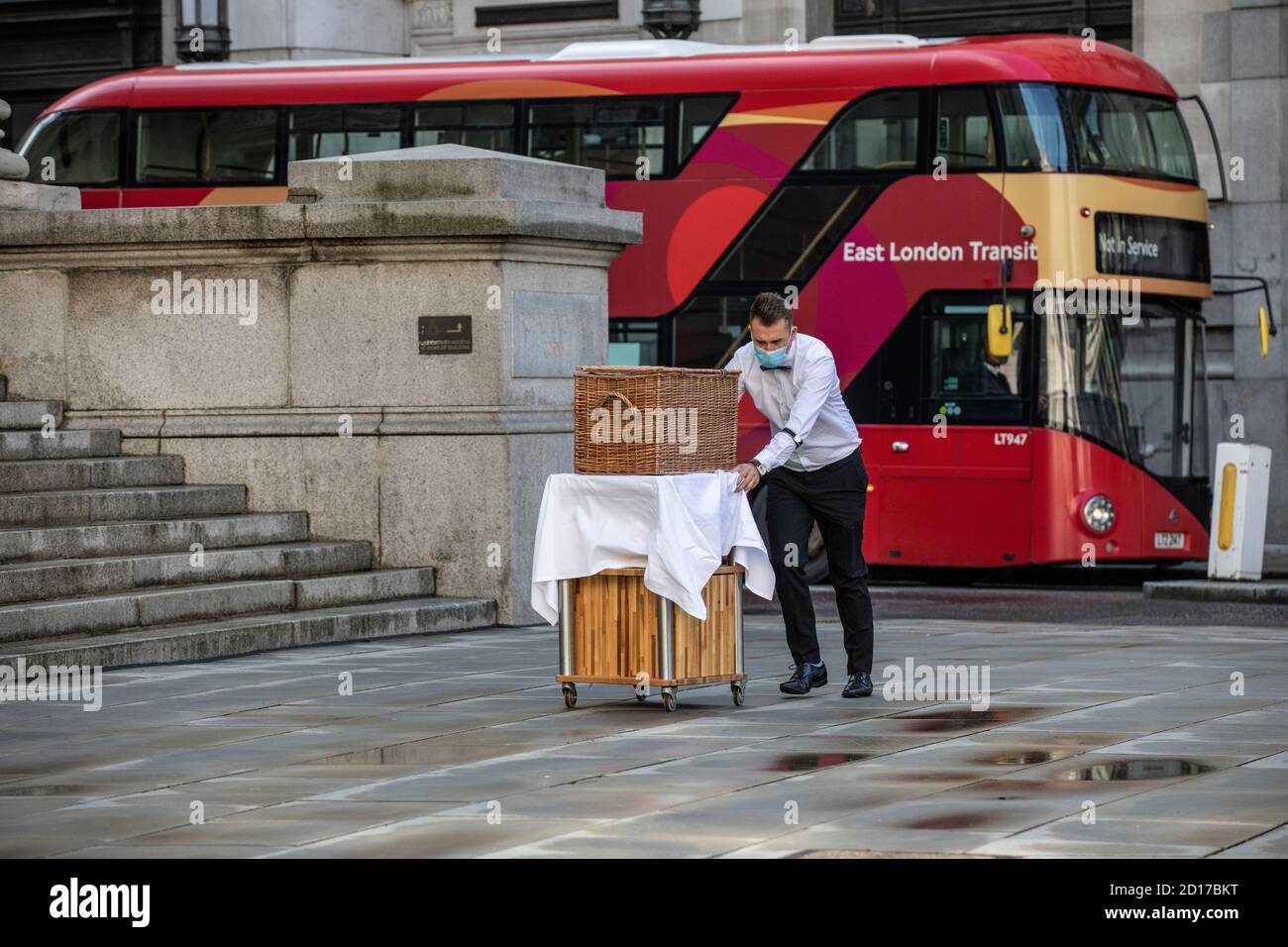 Das Freiluftrestaurant Fortnum & Mason befindet sich außerhalb der Royal Exchange, da die Coronavirus-Pandemie die Stadtarbeiter in London weiterhin fernhält. Stockfoto Das Freiluftrestaurant Fortnum & Mason befindet sich außerhalb der Royal Exchange, da die Coronavirus-Pandemie die Stadtarbeiter in London weiterhin fernhält. Stockfoto
