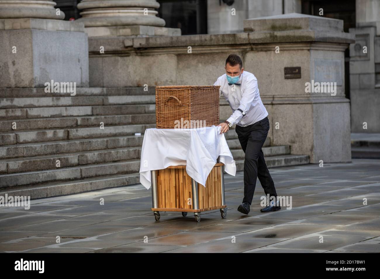 Das Freiluftrestaurant Fortnum & Mason befindet sich außerhalb der Royal Exchange, da die Coronavirus-Pandemie die Stadtarbeiter in London weiterhin fernhält. Stockfoto Das Freiluftrestaurant Fortnum & Mason befindet sich außerhalb der Royal Exchange, da die Coronavirus-Pandemie die Stadtarbeiter in London weiterhin fernhält. Stockfoto