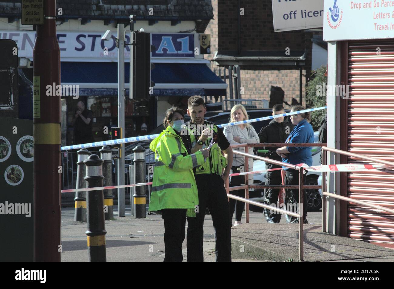 Zwei Polizisten, die sich in einer Kordon unterhielten, nachdem ein 15-Jähriger ein Auto in ein Haus in Kingstanding, Birmingham, stürzte Stockfoto