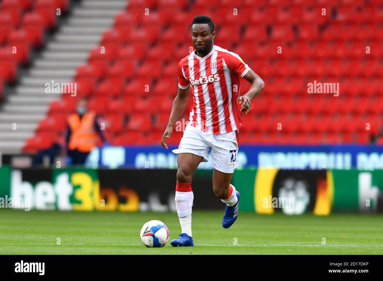 John Obi Mikel (13) von Stoke City mit dem Ball Stockfoto